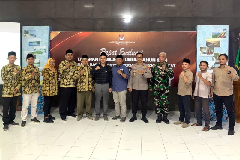 Saya bersama jajaran Forkopimca, rekan-rekan PPK dan Panwascam Pringkuku berfoto bersama usai pelaksanaan rapat evaluasi tahapan Pemilu Tahun 2024 tingkat kecamatan.