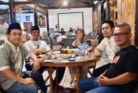 Kami berlima menyempatkan waktu untuk bersilaturahmi di luar kantor dalam tajuk buka bersama, pada Senin (8/4).