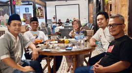 Kami berlima menyempatkan waktu untuk bersilaturahmi di luar kantor dalam tajuk buka bersama, pada Senin (8/4).