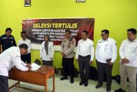 Seremoni pembukaan seleksi CAT untuk PPK yang disaksikan Bawaslu Pacitan dan aparat keamanan.