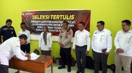 Seremoni pembukaan seleksi CAT untuk PPK yang disaksikan Bawaslu Pacitan dan aparat keamanan.