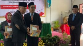 Kang Giri serahkan Petikan SK salah satu kepala sekolah di Ponorogo. (Foto : Istimewa).