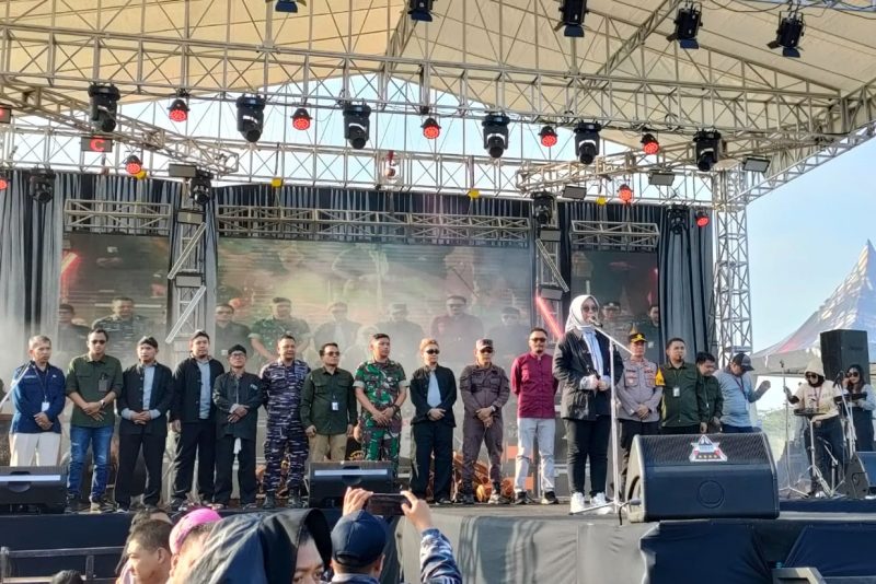 Suasana peluncuran tahapan Pilkada Tahun 2024 di Stadion Pacitan.