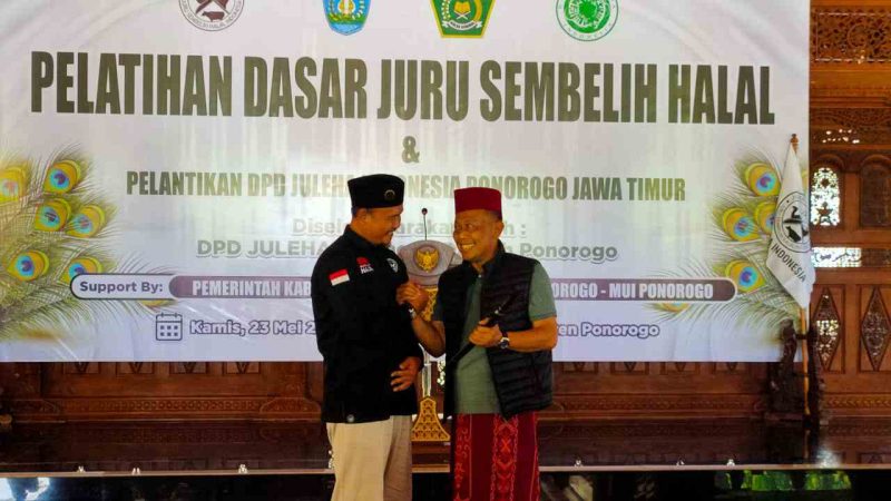 Bupati Sugiri Sancoko bersama Ketua Juleha Jatim dalam kegiatan pelatihan penyembelihan hewan. (Foto/Pemkab Ponorogo).