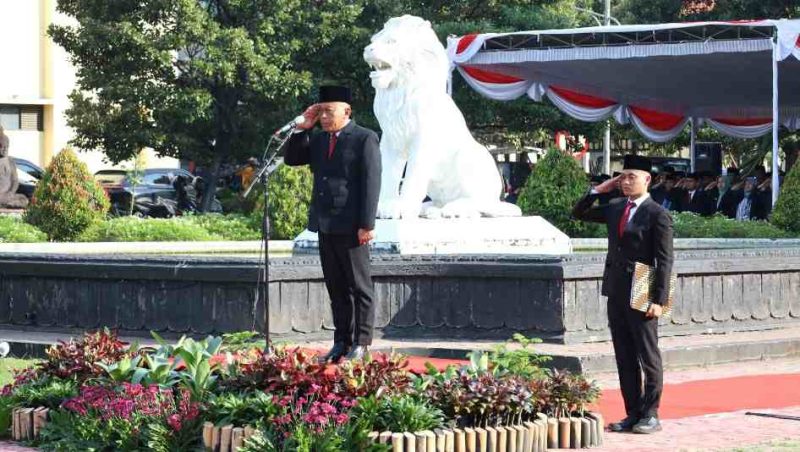 Bupati Sugiri memimpin upacara peringatan Hari Lahir Pancasila 1 Juni 2024 di halaman pendapa kabupaten setempat. (Foto/Pemkab Ponorogo).