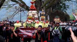 Arak-arakan tumpeng raksasa yang akan dilarung ke Telaga Ngebel, Ponorogo. (Foto : Istimewa).