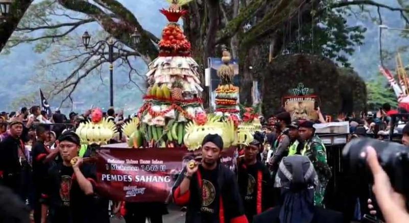 Arak-arakan tumpeng raksasa yang akan dilarung ke Telaga Ngebel, Ponorogo. (Foto : Istimewa).