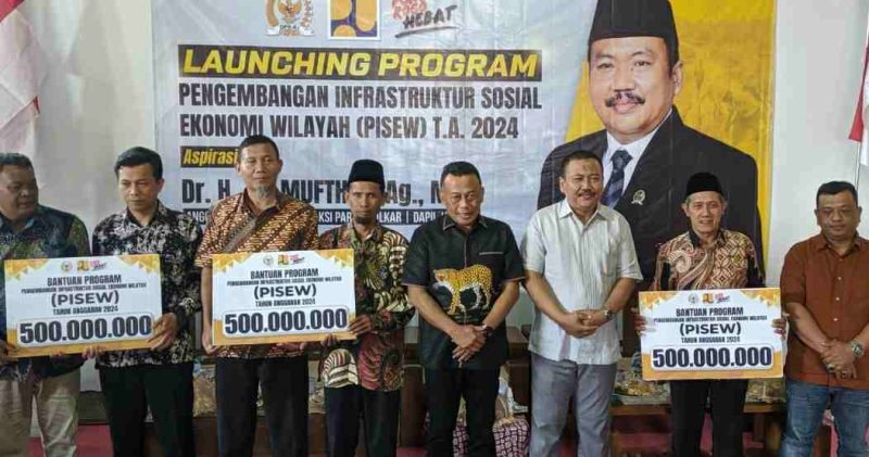 Kebersamaan Bupati Sugiri Sancoko, Ali Mufti dan masyarakat penerima program PISEW tahun 2024. (Foto : Istimewa).