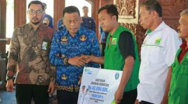 Bupati Sugiri Sancoko serahkan bantuan kepada warga penerima manfaat program jaminan perlindungan sosial. (Foto : Istimewa).