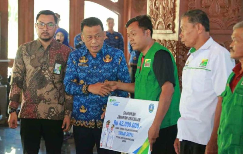 Bupati Sugiri Sancoko serahkan bantuan kepada warga penerima manfaat program jaminan perlindungan sosial. (Foto : Istimewa).