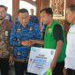 Bupati Sugiri Sancoko serahkan bantuan kepada warga penerima manfaat program jaminan perlindungan sosial. (Foto : Istimewa).