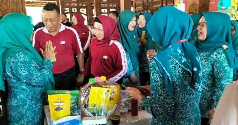 Bupati Sugiri beserta istri Susilowati tinjau peserta lomba cipta menu makanan bergizi. (Foto : Istimewa).