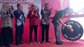 Lounching Posyando COE di Prayungan, Sawo ditandai pemukulan oleh Bupati Sugiri Sancoko. (Foto : Istimewa).