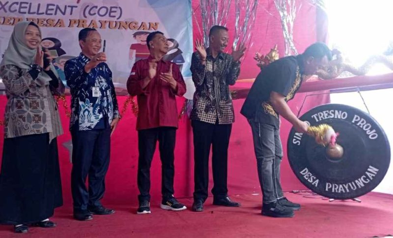 Lounching Posyando COE di Prayungan, Sawo ditandai pemukulan oleh Bupati Sugiri Sancoko. (Foto : Istimewa).