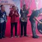 Lounching Posyando COE di Prayungan, Sawo ditandai pemukulan oleh Bupati Sugiri Sancoko. (Foto : Istimewa).