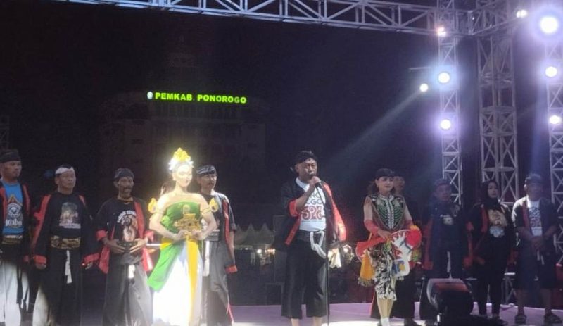 Bupati Sugiri buka event Hari Jadi Ponorogo ke-528 bertajuk Serenade Langit Tembaga di alun-alun Ponorogo pada Minggu (25/8) malam.(Foto : Istimewa).