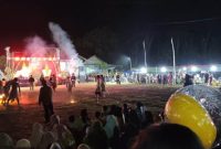 Atraksi sepakbola api meriahkan Watu Bale Culture Festival di Desa Jetak, Tulakan pada Jumat (18/10) malam. (Foto : Lintas7.net).