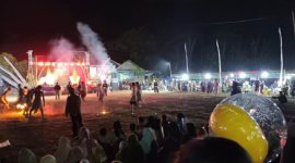 Atraksi sepakbola api meriahkan Watu Bale Culture Festival di Desa Jetak, Tulakan pada Jumat (18/10) malam. (Foto : Lintas7.net).