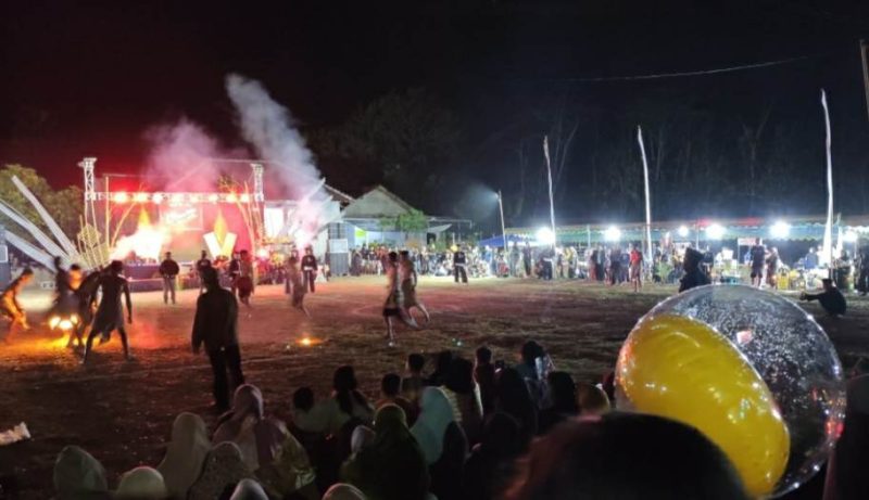 Atraksi sepakbola api meriahkan Watu Bale Culture Festival di Desa Jetak, Tulakan pada Jumat (18/10) malam. (Foto : Lintas7.net).