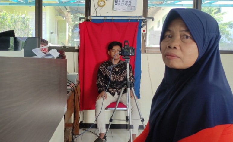 Pemohon KTP Elektronik di tempat layanan Adminduk kantor Kecamatan Tegalombo. (Foto:Lintas7.net).
