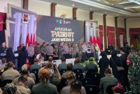 Momen penyerahan penghargaan Tiga Pilar Desa Hadiwarno di gedung Grahadi, Surabaya beberapa waktu lalu. (Foto : Istimewa).