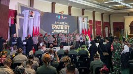 Momen penyerahan penghargaan Tiga Pilar Desa Hadiwarno di gedung Grahadi, Surabaya beberapa waktu lalu. (Foto : Istimewa).