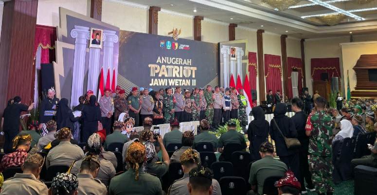 Momen penyerahan penghargaan Tiga Pilar Desa Hadiwarno di gedung Grahadi, Surabaya beberapa waktu lalu. (Foto : Istimewa).