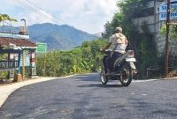 Pemotor tampak nyaman melintasi akses jalan Bandar-Nawangan yang baru selesai dikerjakan. (Foto : Lintas7.net).