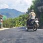 Pemotor tampak nyaman melintasi akses jalan Bandar-Nawangan yang baru selesai dikerjakan. (Foto : Lintas7.net).