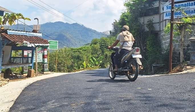 Pemotor tampak nyaman melintasi akses jalan Bandar-Nawangan yang baru selesai dikerjakan. (Foto : Lintas7.net).