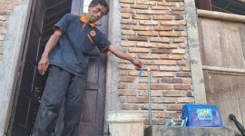 Mursid salah satu warga Sedayu, Arjosari, pemanfaat SPAM. (Foto : Lintas7.net).