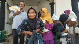 Warga kurang mampu menerima bantuan paket sembako program pemerintah. (Foto : Lintas7.net).