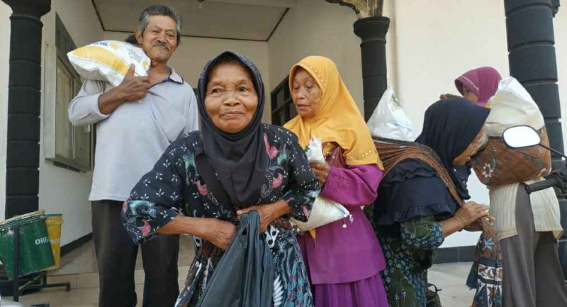 Warga kurang mampu menerima bantuan paket sembako program pemerintah. (Foto : Lintas7.net).