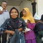 Warga kurang mampu menerima bantuan paket sembako program pemerintah. (Foto : Lintas7.net).