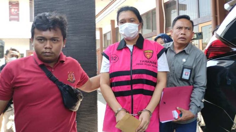 Pelaku penyelewengan dana KUR Bank BUMN digelandang ke Kejaksaan Pacitan.(Foto:Lintas7.net).