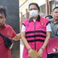 Pelaku penyelewengan dana KUR Bank BUMN digelandang ke Kejaksaan Pacitan.(Foto:Lintas7.net).