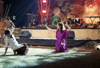 Penampilan Olga, turis Yunani di panggung Kentong Aji, Sudimoro, Pacitan pada Sabtu(12/10) malam. (Foto : Kholik/Karakter Photography). 