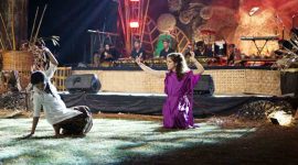 Penampilan Olga, turis Yunani di panggung Kentong Aji, Sudimoro, Pacitan pada Sabtu(12/10) malam. (Foto : Kholik/Karakter Photography). 