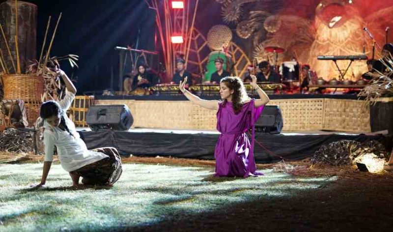 Penampilan Olga, turis Yunani di panggung Kentong Aji, Sudimoro, Pacitan pada Sabtu(12/10) malam. (Foto : Kholik/Karakter Photography). 