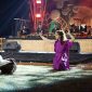 Penampilan Olga, turis Yunani di panggung Kentong Aji, Sudimoro, Pacitan pada Sabtu(12/10) malam. (Foto : Kholik/Karakter Photography). 