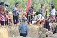 Ritual pengambilan tanah sawah sebagai bahan dasar pembuatan gerabah di Festival Gerabah Purwoasri 2024. (Foto/Istimewa).