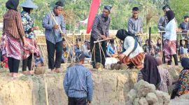 Ritual pengambilan tanah sawah sebagai bahan dasar pembuatan gerabah di Festival Gerabah Purwoasri 2024. (Foto/Istimewa).