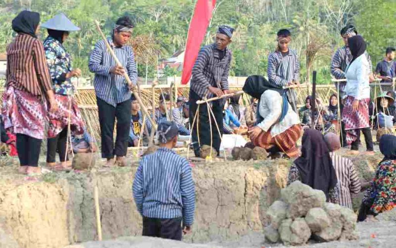 Ritual pengambilan tanah sawah sebagai bahan dasar pembuatan gerabah di Festival Gerabah Purwoasri 2024. (Foto/Istimewa).