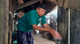 Suryadi, Kades Petungsinarang perlihatkan air jaringan rumah mengalir deras. (Foto : Lintas7.net).