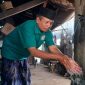 Suryadi, Kades Petungsinarang perlihatkan air jaringan rumah mengalir deras. (Foto : Lintas7.net).