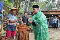 Salah satu momen dalam prosesi arak deres di Desa Sidomulyo, Minggu (20/10) kemarin. (Foto : Lintas7.net).