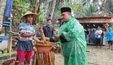 Salah satu momen dalam prosesi arak deres di Desa Sidomulyo, Minggu (20/10) kemarin. (Foto : Lintas7.net).