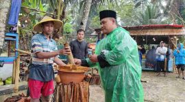 Salah satu momen dalam prosesi arak deres di Desa Sidomulyo, Minggu (20/10) kemarin. (Foto : Lintas7.net).