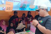 Nasrul Hidayat, Plt Camat Donorojo tinjau bazar dan pameran UMKM Garda Yasa Fest Desa Klepu. (Foto : Istimewa).