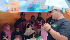 Nasrul Hidayat, Plt Camat Donorojo tinjau bazar dan pameran UMKM Garda Yasa Fest Desa Klepu. (Foto : Istimewa).